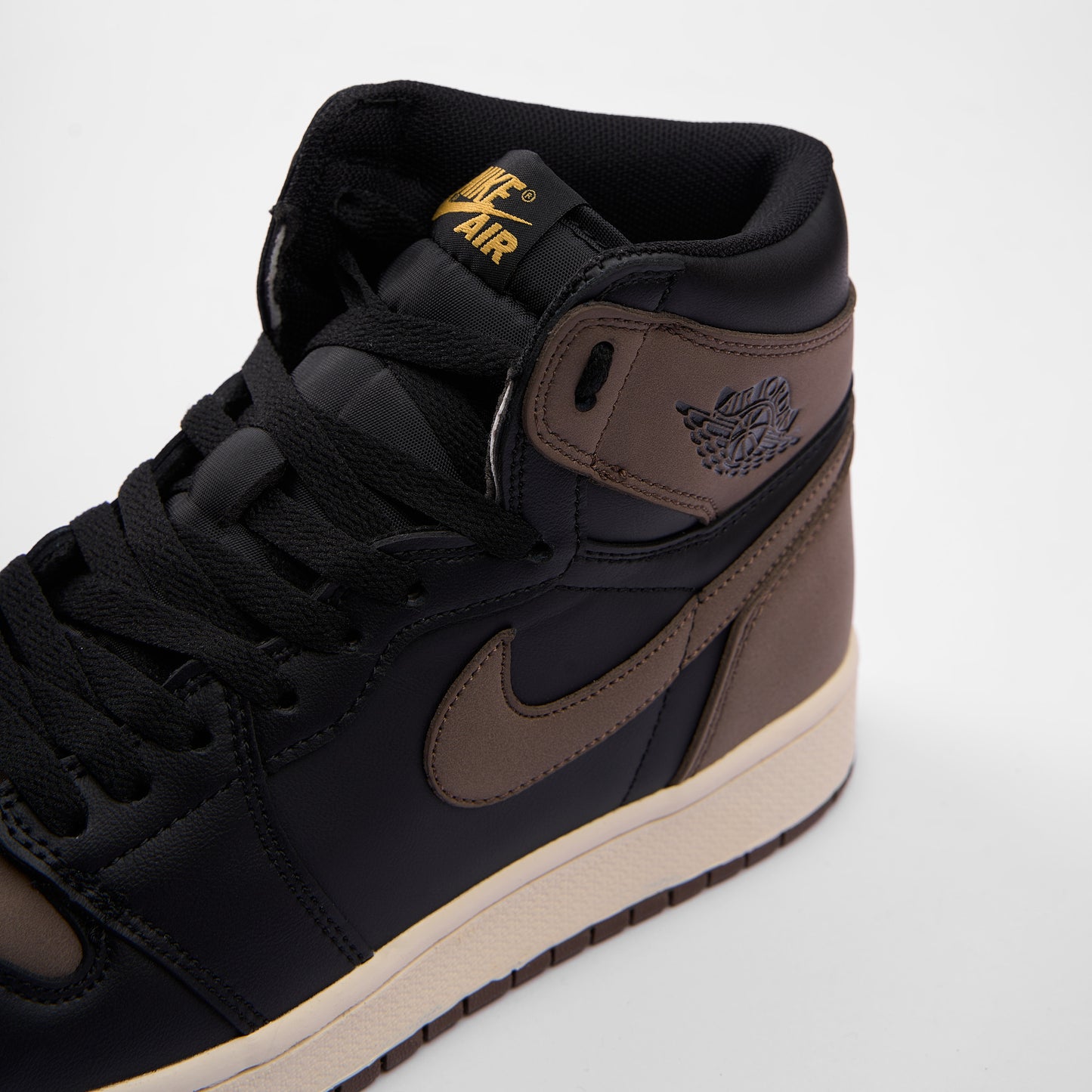 Jordan 1 Mid Mocha